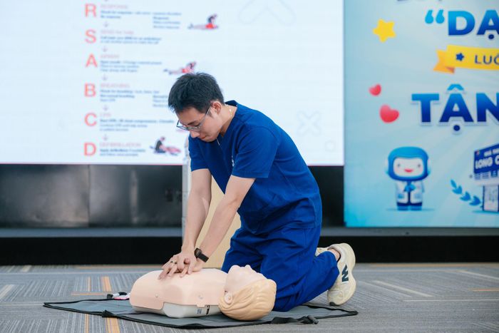 Với hơn 22.000 chuyên viên y tế trên toàn hệ thống, Long Châu nỗ lực xây dựng mạng lưới hỗ trợ sơ cấp cứu cộng đồng, giúp người dân tiếp cận y tế kịp thời ngay gần nơi sinh sống.