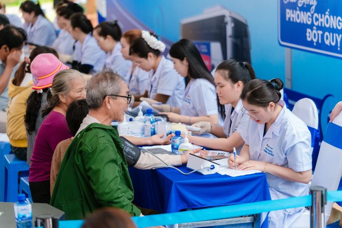 Long Châu phối hợp với chính quyền địa phương và các cơ sở y tế mở rộng chuỗi chương trình tầm soát đột quỵ, tư vấn sức khỏe miễn phí cho người dân ba miền.