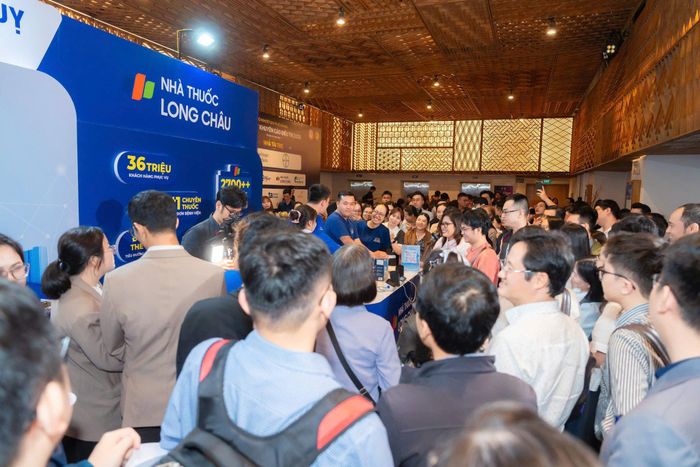 Tại Hội nghị Đột quỵ TP.HCM 2026, Long Châu giới thiệu công nghệ mới trong kiểm tra sức khoẻ tại nhà, hỗ trợ khách tham dự hội nghị đo huyết áp, tầm soát rung nhĩ.
