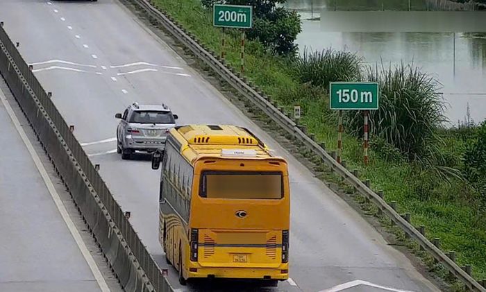 Phương tiện vi phạm quy định về khoảng cách an toàn với xe chạy liền trước trên cao tốc Mai Sơn - Quốc lộ 45. Ảnh: Cục CSGT.