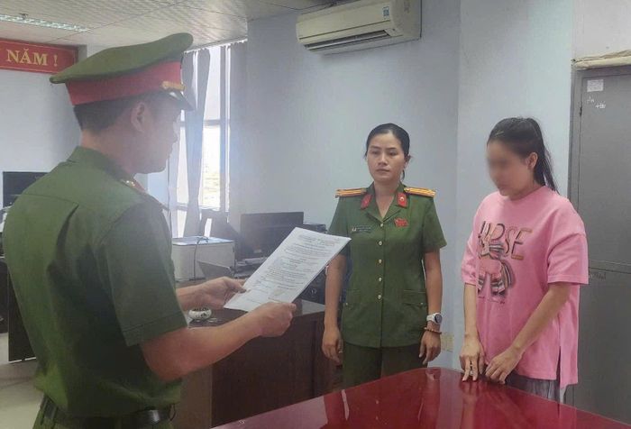 Nguyễn Thị Mỹ Hạnh bị khởi tố, bắt tạm giam liên quan việc nhận tiền cọc mua ô tô của khách hàng. (Ảnh: CA)