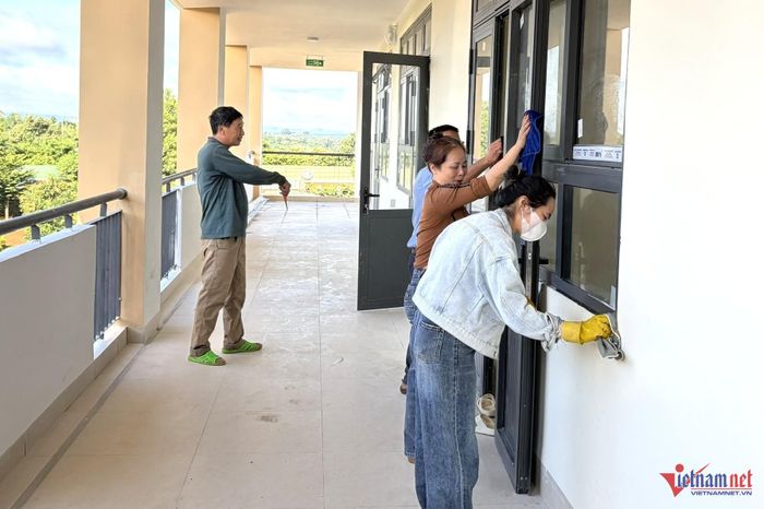 Công nhân lau dọn cửa sổ. Ảnh: Hải Dương