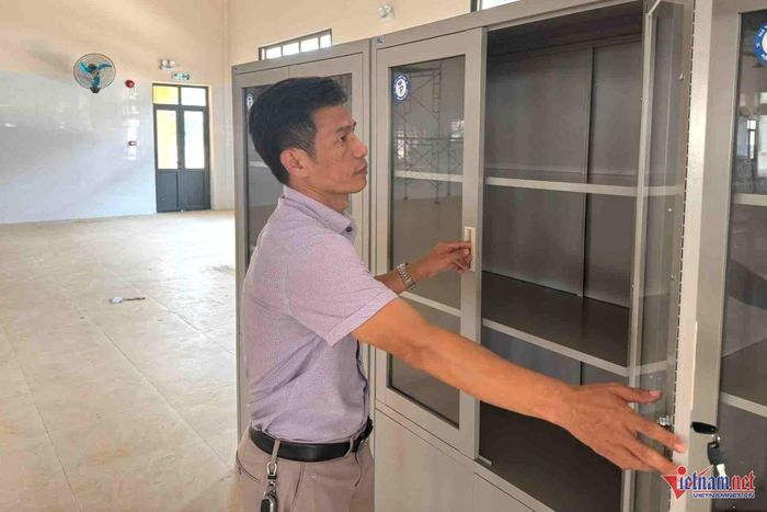 Ông Nguyễn Kiến Huyên kiểm tra các vật dụng trong nhà bếp. Ảnh: Hải Dương