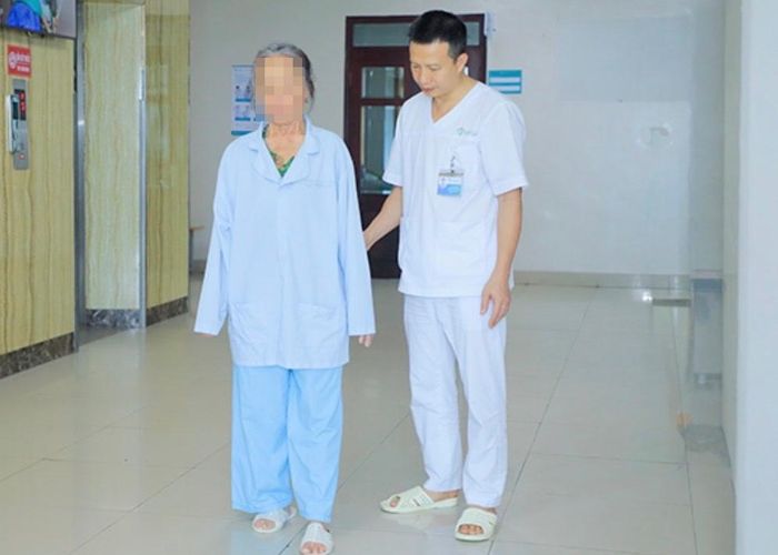 Bà H. đang tập đi. Ảnh: BSCC.