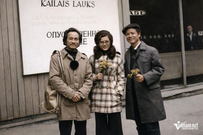 NSND Trần Phương, diễn viên Thúy An và đạo diễn Nguyễn Hồng Sến tại LHP Latvia năm 1981.