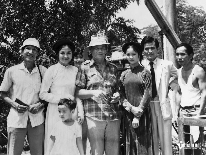 Đoàn làm phim Hoàng Hoa Thám, trong ảnh các người nữ là NSND Trà Giang và Thu Hà.
