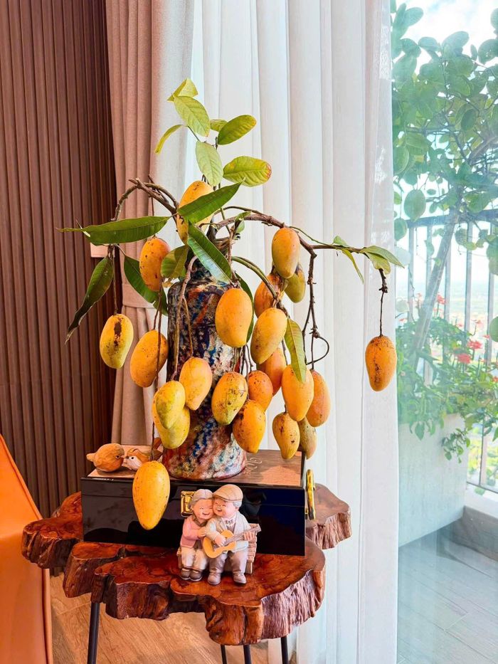 Chỉ cần bắt gặp một cành có dáng đẹp, quả xinh, chị Hà đã hình dung chiếc bình phù hợp và cách sắp đặt