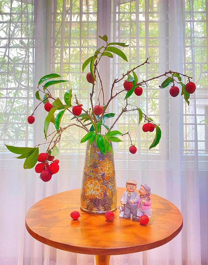 Mỗi bình quả lại gợi nhớ đến đặc trưng riêng từng mùa, tạo thành góc trang trí đặc biệt cho ngôi nhà