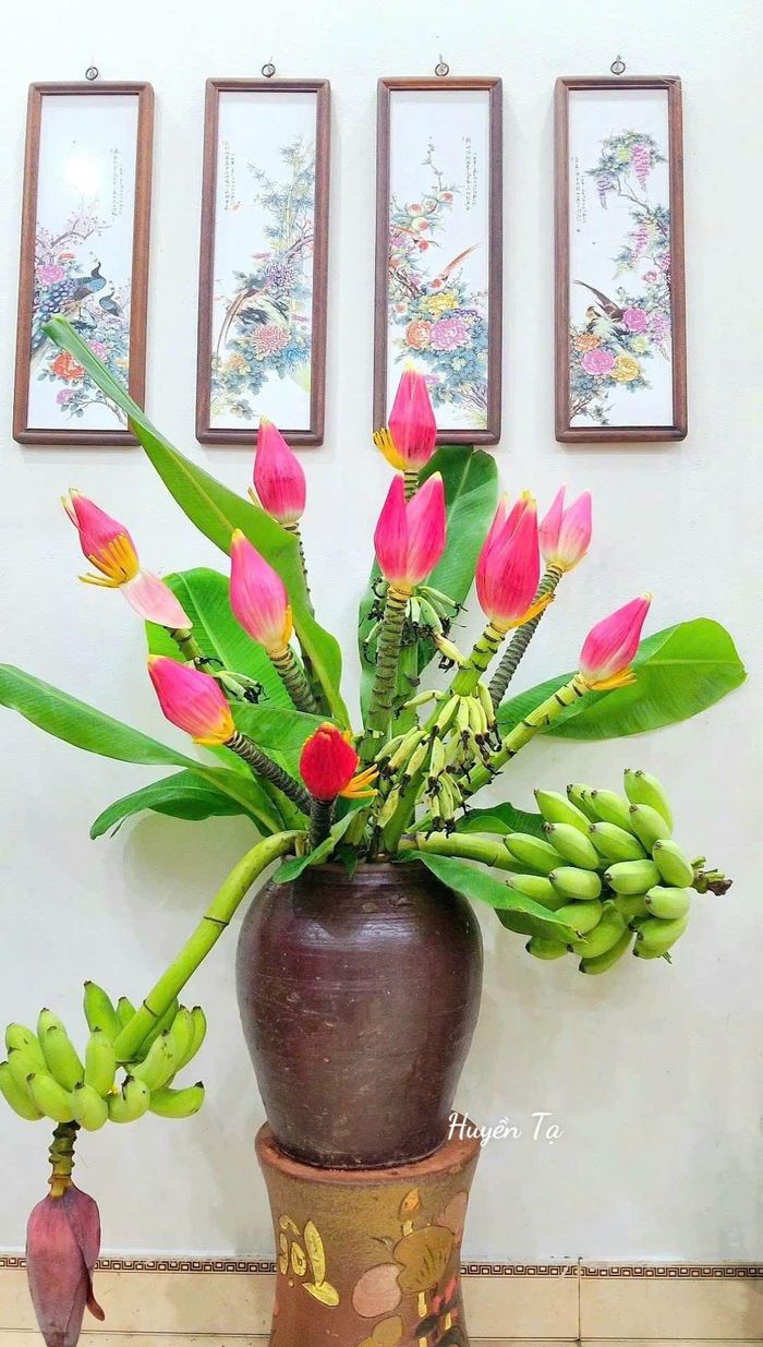 Có những cành chủ vườn định cắt bỏ, qua cách sắp đặt của chị lại trở thành tác phẩm trang trí sinh động