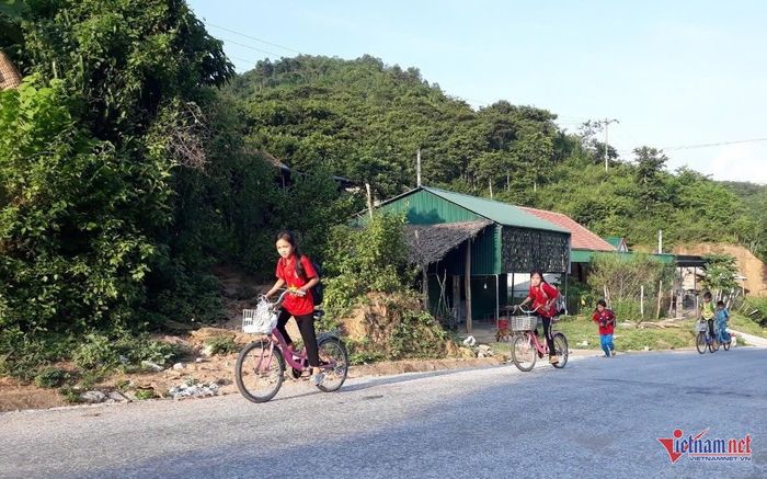 Học sinh dân tộc Ơ Đu (Nghệ An) trên đường đến trường. Ảnh: Thanh Hải