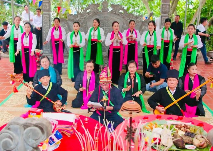 Người Thái trắng gửi lòng biết ơn tổ tiên, thần linh và ước mong mưa thuận gió hòa, mùa màng tốt tươi. Ảnh: CTTĐT xã Mường Chiên
