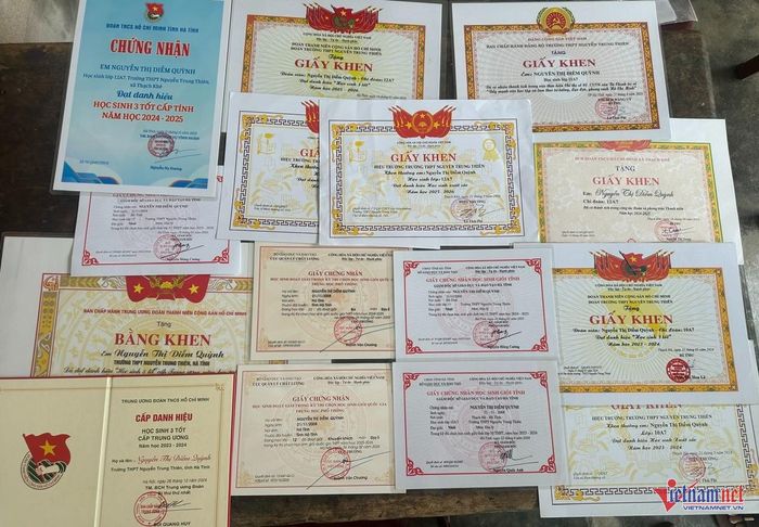 Những giấy khen ghi nhận thành tích học tập đáng nể của Diễm Quỳnh.