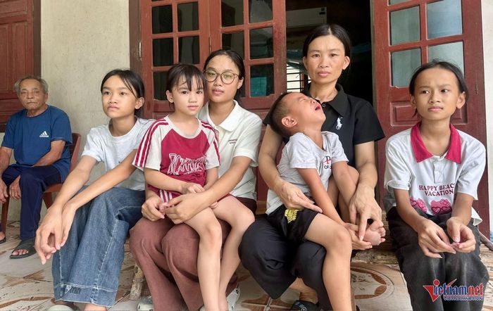 Chồng mất, một mình chị Hoa lo cho 5 người con và cha mẹ chồng.