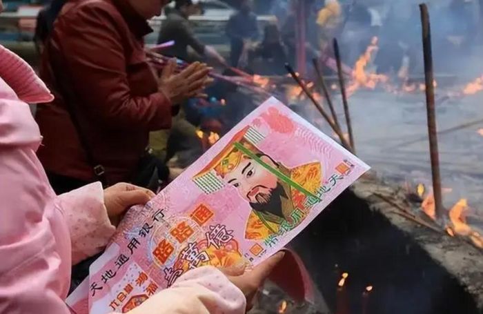 Lệnh cấm sản xuất, buôn bán và đốt vàng mã tại huyện Hành Dương đang gây tranh cãi giữa quan điểm bảo vệ môi trường và bảo tồn văn hóa truyền thống. Ảnh: Baidu