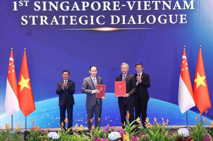 Bộ trưởng Ngoại giao Lê Hoài Trung và Bộ trưởng Ngoại giao Singapore Vivian Balakrishnan trao Tuyên bố chung về Chiến lược Kết nối Công nghệ Việt Nam - Singapore. Ảnh: TTXVN