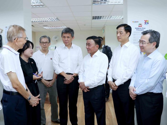 Thường trực Ban Bí thư Trần Cẩm Tú thăm địa điểm tiếp xúc cử tri của Đảng Hành động Nhân dân Singapore. Ảnh: TTXVN