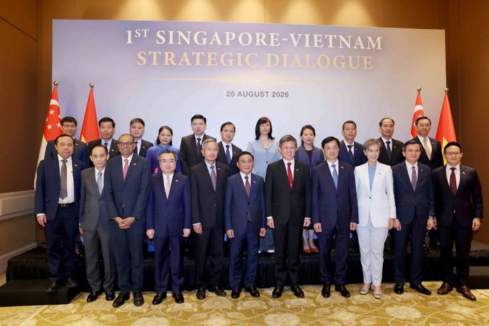 Thường trực Ban Bí thư Trần Cẩm Tú và Phó Tổng Thư ký Đảng Hành động Nhân dân Singapore, Bộ trưởng Bộ Quốc phòng kiêm Bộ trưởng Điều phối dịch vụ công Chan Chun Sing cùng đại biểu cấp cao hai đoàn tham dự Đối thoại Chiến lược Việt Nam - Singapore lần thứ nhất. Ảnh: TTXVN