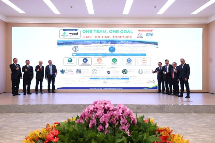 Chủ đầu tư, Tư vấn PMC và Nhà thầu EPC thống nhất thông điệp hành động: "One Team, One Goal - Safe. On Time. Together" (Một đội ngũ, Một mục tiêu - An toàn. Đúng tiến độ. Chung sức đồng lòng)