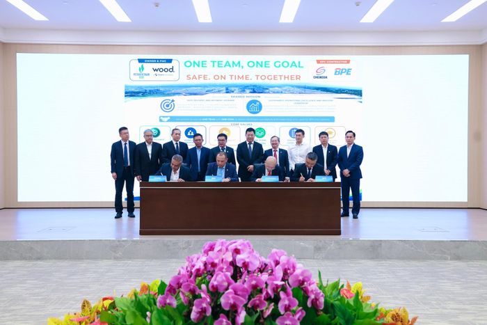 Đại diện Chủ đầu tư, Tư vấn PMC và Nhà thầu EPC cùng ký cam kết triển khai Dự án Nâng cấp, mở rộng Nhà máy lọc dầu Dung Quất an toàn, đúng tiến độ, đúng ngân sách và đáp ứng các yêu cầu kỹ thuật