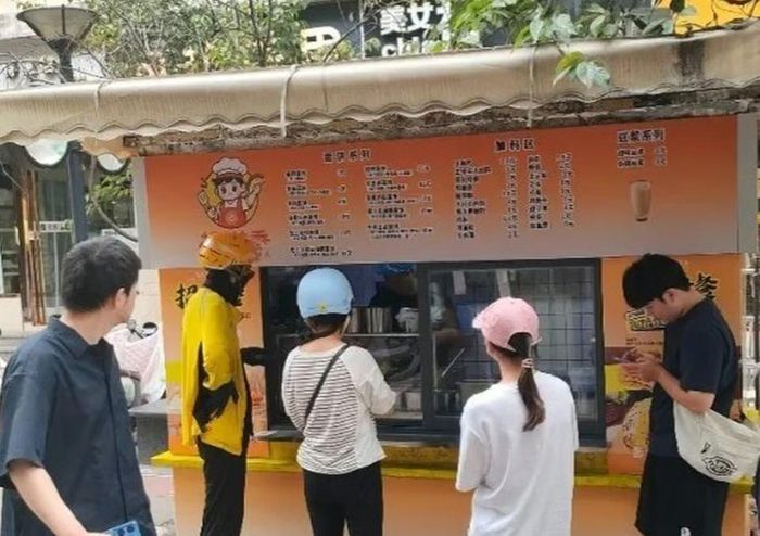 Khách đứng chờ trước quán bánh trứng của anh Wang. Ảnh: CCTV