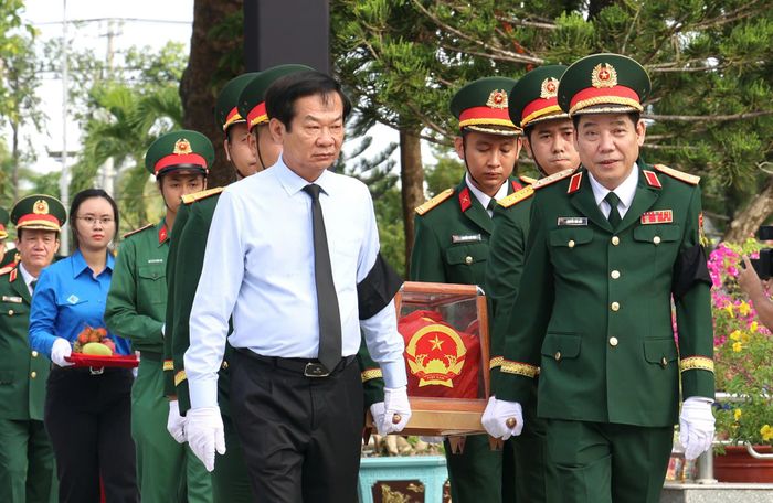  Thượng tướng Nguyễn Văn Gấu, Thứ trưởng Bộ Quốc phòng, Phó trưởng ban Chỉ đạo quốc gia về tìm kiếm, quy tập và xác định danh tính hài cốt liệt sĩ (Ban Chỉ đạo Quốc gia 515) và Bí thư Thành ủy Cần Thơ Đỗ Thanh Bình tiễn đưa các liệt sĩ. 