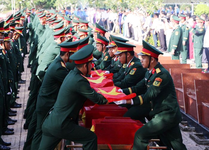 Nghi thức an táng hài cốt liệt sĩ.  Ảnh: Minh Trung