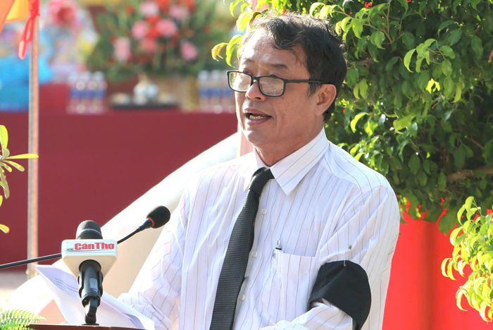 Ông Nguyễn Văn Khởi, Phó Chủ tịch UBND TP Cần Thơ đọc điếu văn tiễn biệt 38 liệt sĩ về nơi an nghỉ cuối cùng. Ảnh: Minh Trung 