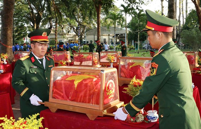 Nhiều liệt sĩ chưa xác định được danh tính, quê quán, đơn vị nhưng từ hôm nay được yên nghỉ trong lòng đất Cần Thơ. Ảnh: Minh Trung 