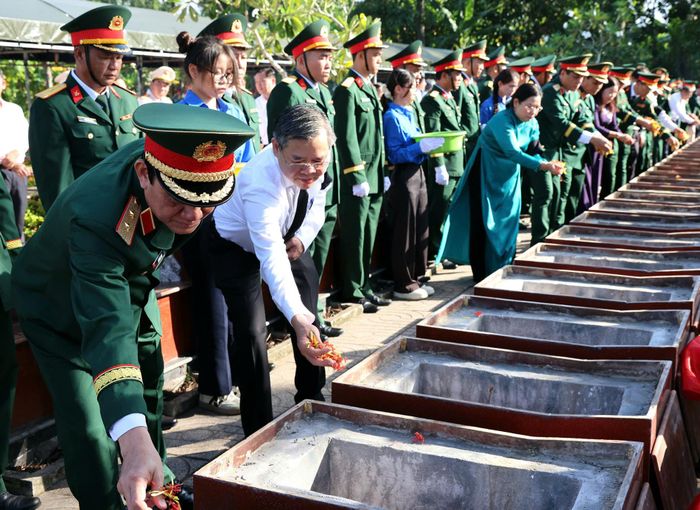 Các đại biểu bày tỏ sự tri ân và ghi nhớ công lao to lớn của các anh hùng liệt sĩ đã anh dũng chiến đấu và hy sinh vì sự nghiệp đấu tranh giải phóng dân tộc, thống nhất đất nước. Ảnh: Minh Trung