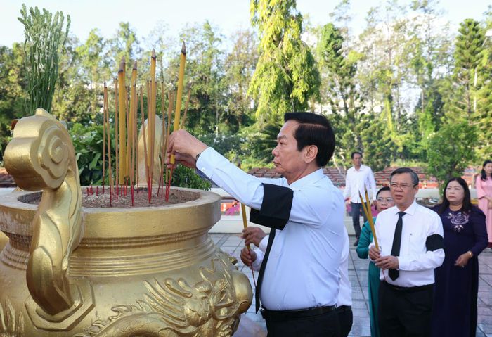 Bí thư Thành uỷ Cần Thơ dâng hương tưởng nhớ các anh hùng liệt sĩ. Ảnh: Minh Trung 