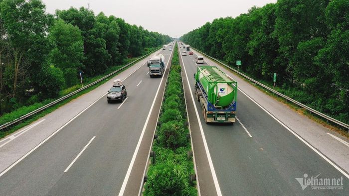 Quy định xử phạt lỗi không giữ khoảng cách an toàn trên cao tốc từ ngày 27/8 đang dấy lên nhiều tranh luận. Ảnh: Hoàng Hà