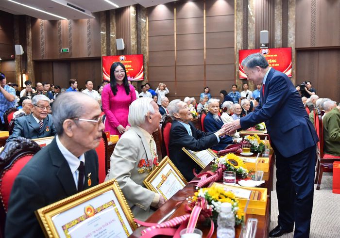 Tổng Bí thư, Chủ tịch nước Tô Lâm chúc mừng các đảng viên lão thành. Ảnh: Viết Thành