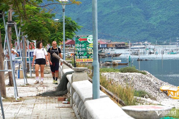 Vỏ hàu, cùng với rác thải sinh hoạt, được đổ bừa bãi ngay cạnh tuyến đường tạo nên một hình ảnh không đẹp mắt.