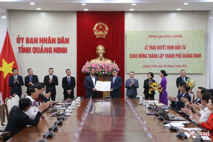 Các nhà đầu tư được ông Bùi Văn Khắng, Chủ tịch UBND tỉnh Quảng Ninh trao quyết định đầu tư. Ảnh: Phạm Công