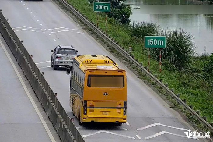 Hình ảnh ô tô khách không giữ khoảng cách an toàn trên cao tốc.