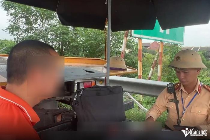 CSGT lập biên bản với tài xế.