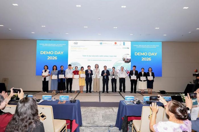 Đại diện 11 dự án thắng cuộc nhận khoản hỗ trợ tại sự kiện Demo Day, trong khuôn khổ InnoEx 2026