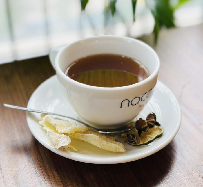 Trà đen có lượng caffeine ít hơn cà phê nên có thể uống vào buổi chiều, không gây buồn ngủ. Ảnh: Ban Mai