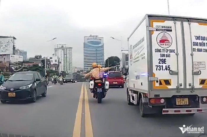 Tổ CSGT liên tục gọi loa, chỉ huy giao thông để dẫn đường cho xe taxi. Ảnh: Đình Hiếu