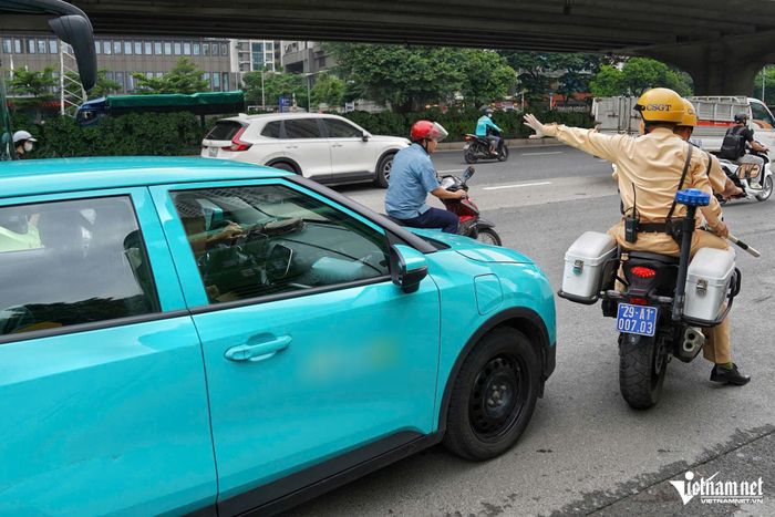 Lực lượng CSGT mở đường cho xe taxi chở sản phụ đến bệnh viện. Ảnh: Đình Hiếu