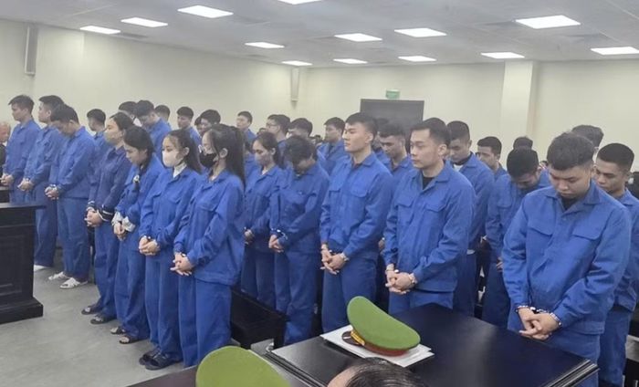 Ngọc cùng 35 đồng phạm tại phiên tòa hồi tháng 2/2026. Ảnh: TT