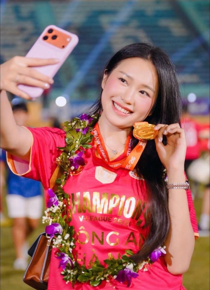 Doãn Hải My cùng con ra sân cổ vũ Đoàn Văn Hậu. 