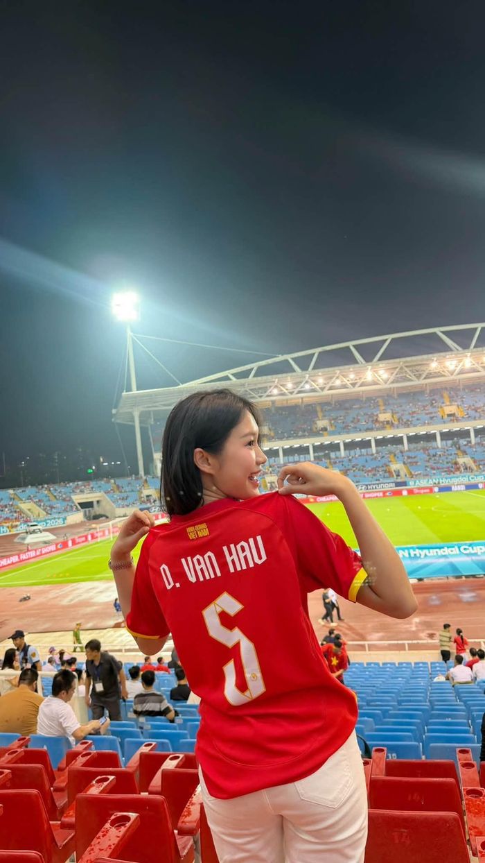 Doãn Hải My mặc áo đấu của Đoàn Văn Hậu ra sân cổ vũ chồng. 