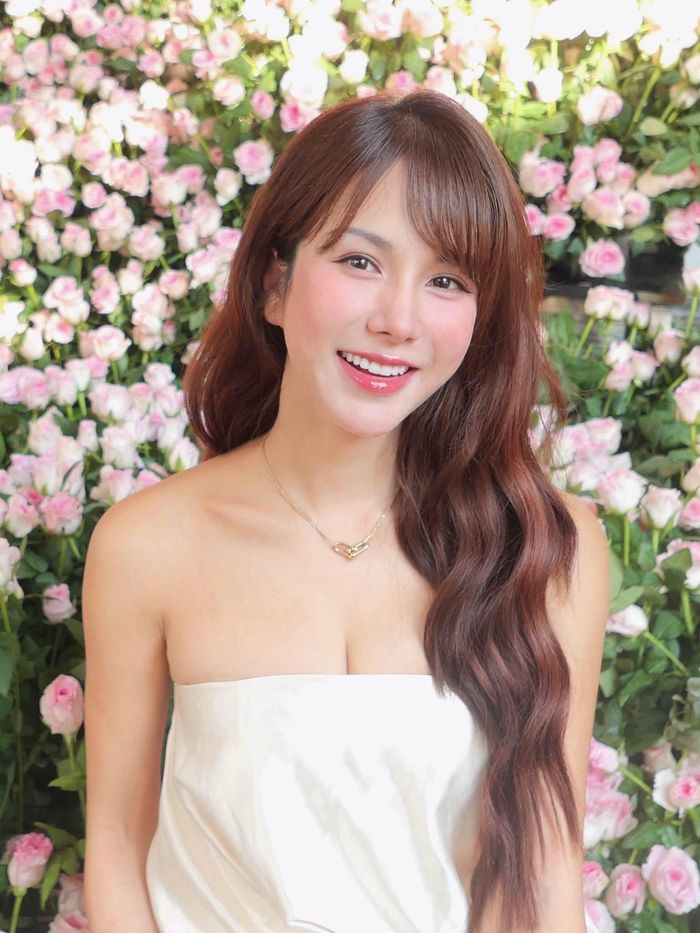 Người đẹp Diệp Lâm Anh rạng rỡ giữa hoa.
