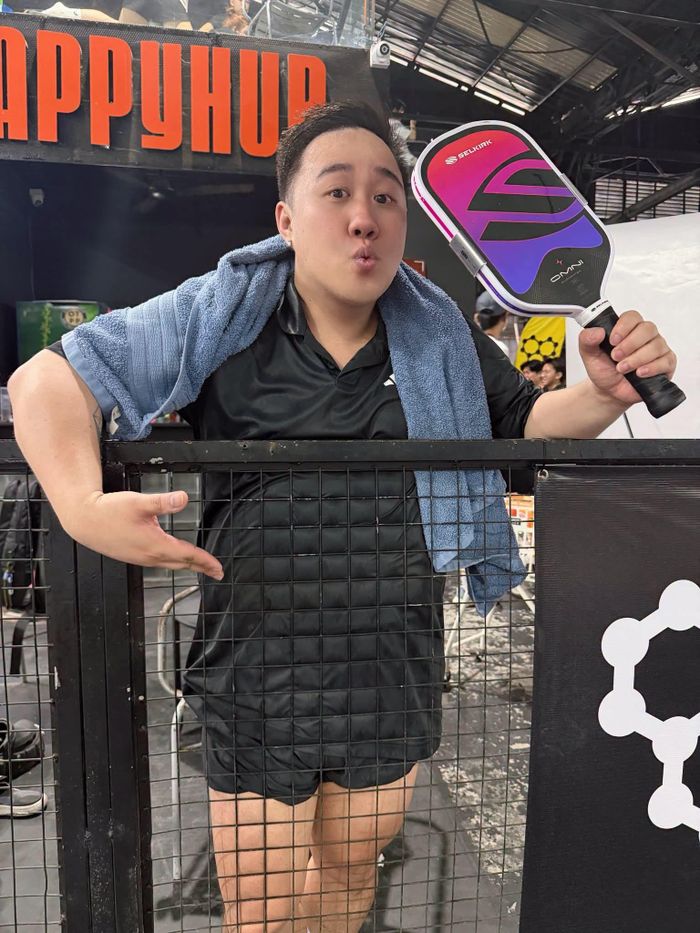 Phút thư giãn của ca sĩ Trung Quân Idol trên sân pickleball.