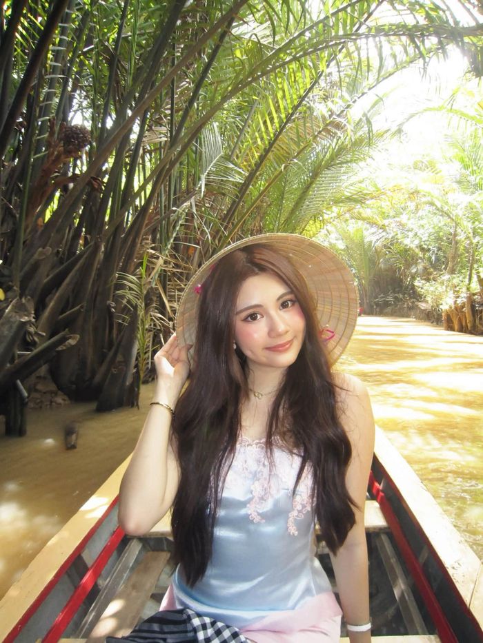 Mai Thảo Ngọc (tên thân mật là Hạt Dẻ) - con gái MC Quyền Linh - xinh xắn giữa sông nước miền Tây.