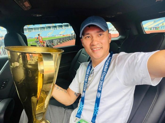 Công Vinh "tháp tùng" Cúp vô địch tới sân.