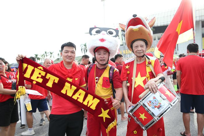 Những CĐV quen thuộc của bóng đá Việt Nam.