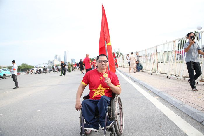 VĐV đua xe lăn Hà Nội Trần Phúc Đạt cũng tới sân cổ vũ tuyển Việt Nam.