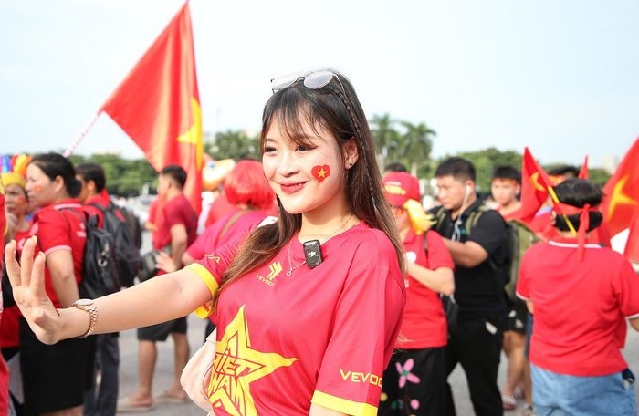 Trước giờ bóng lăn 5-6 tiếng đồng hồ, các CĐV Việt Nam đổ về đây để chuẩn bị tiếp lửa tuyển Việt Nam trong trận tái đấu Thái Lan tại chung kết ASEAN Cup 2026.